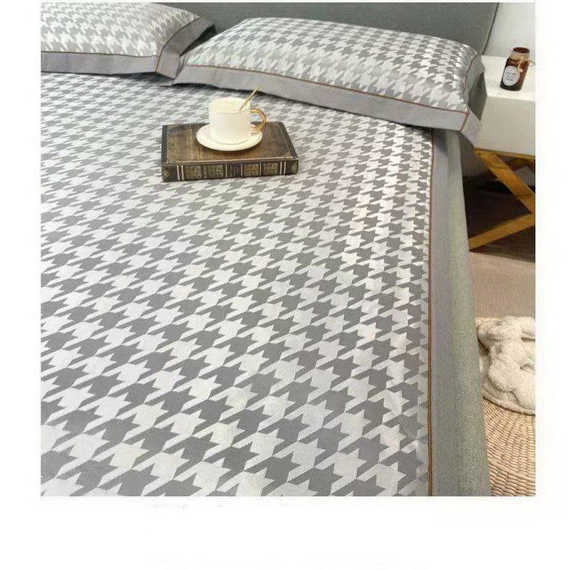 Охлаждающая подушка для летней кровати
